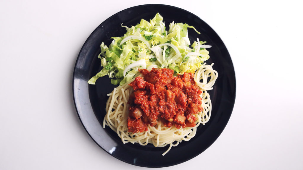 Esparguete com beringela, quinoa e molho de tomate