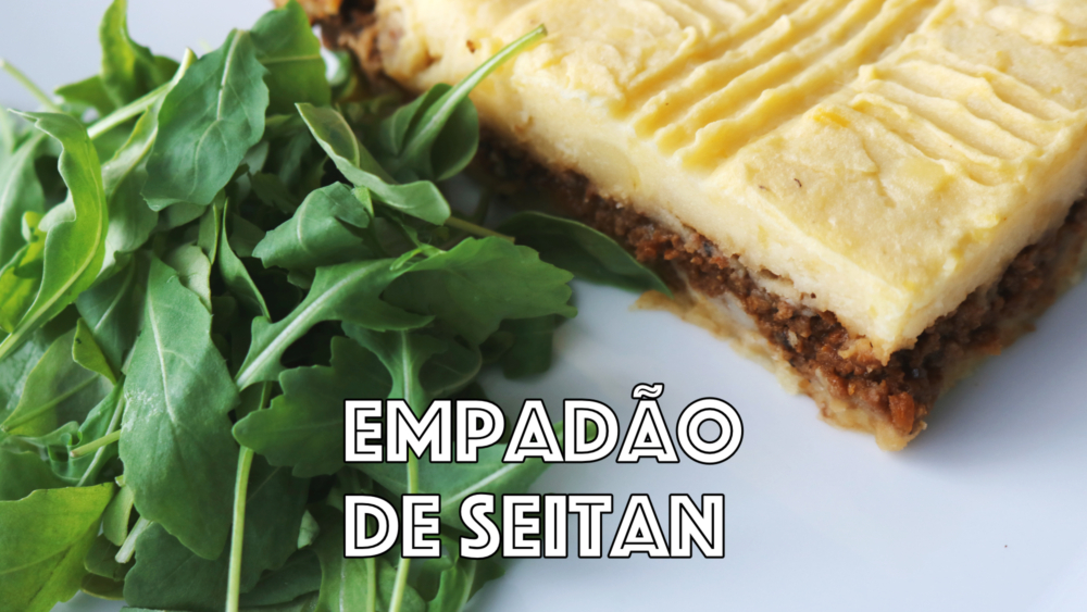 prato com empadão de seitan e salada de rúcula