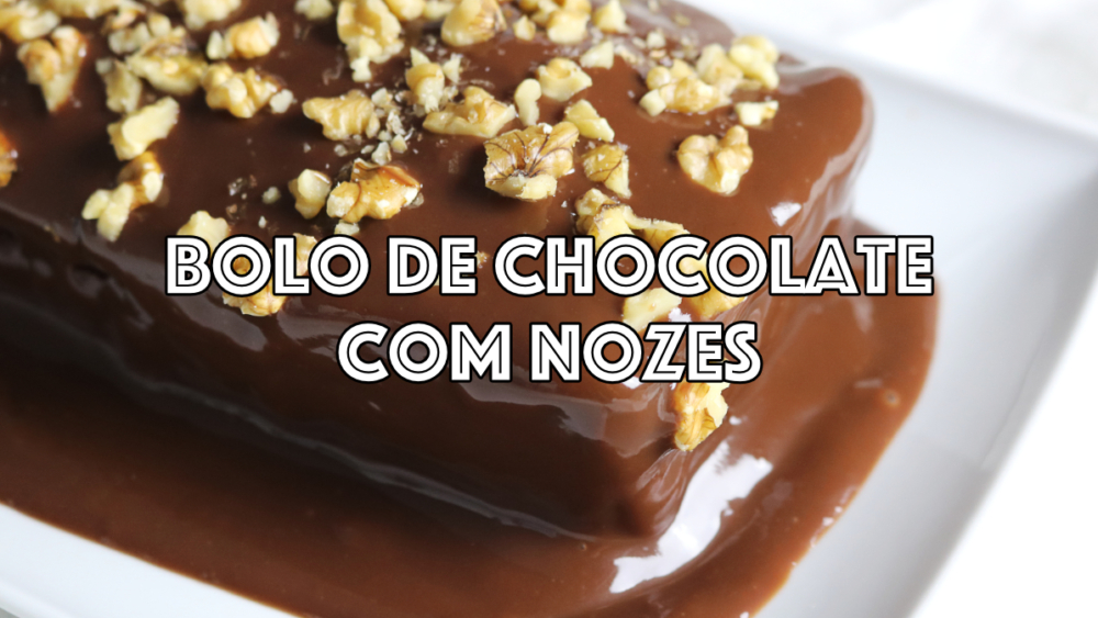 bolo de chocolate com cobertura cremosa e nozes