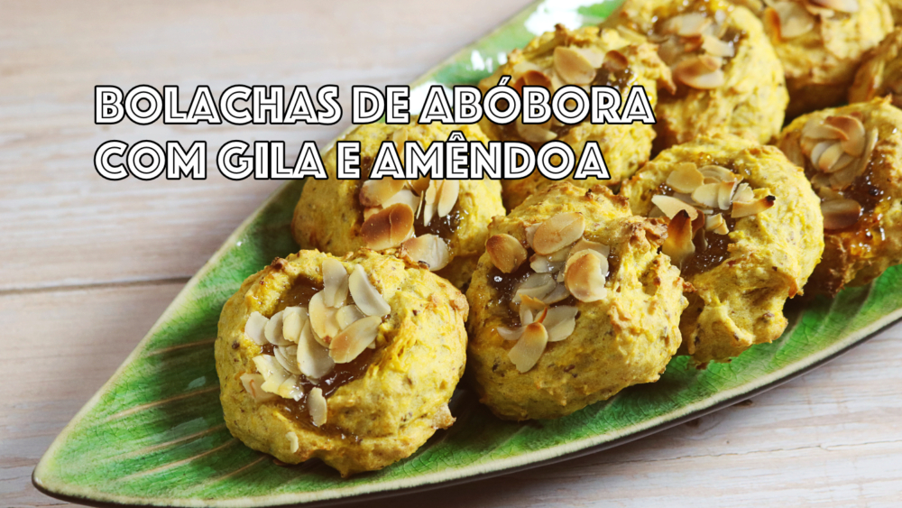 travessa verde com bolachas de abobora recheadas com doce de gila e amendoa