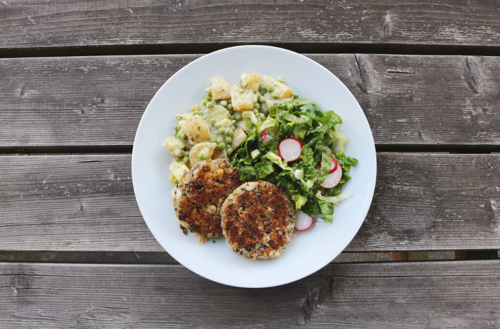 burgers de feija e salada de batata