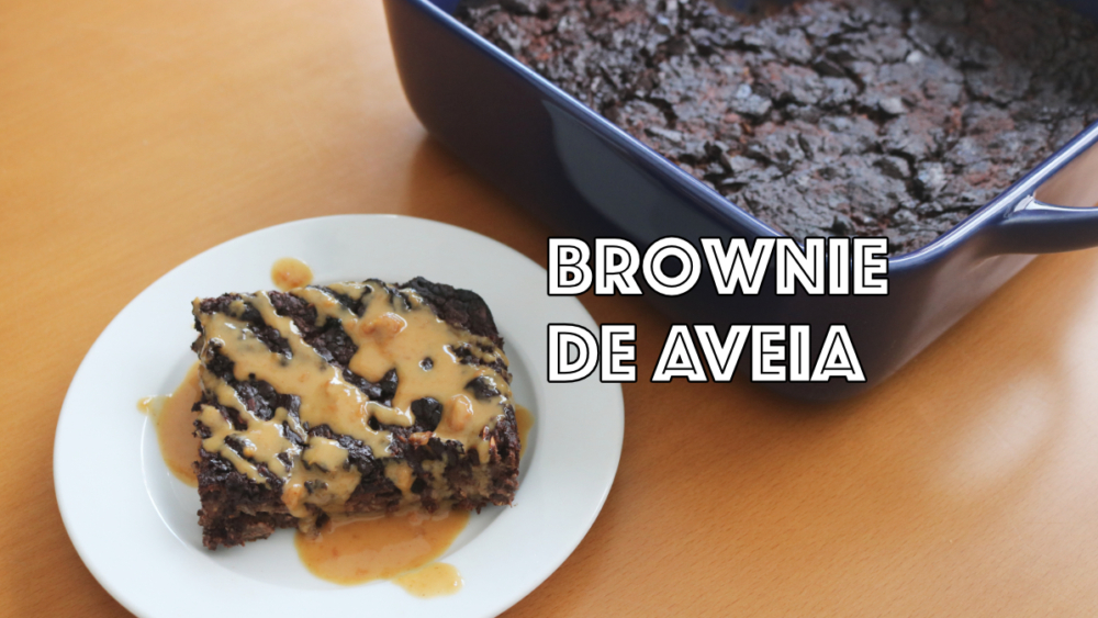 brownie de papas de aveia no forno com molho de manteiga de amendoim