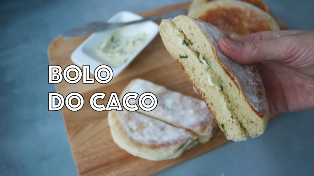 Bolo do caco com manteiga de alho e salsa